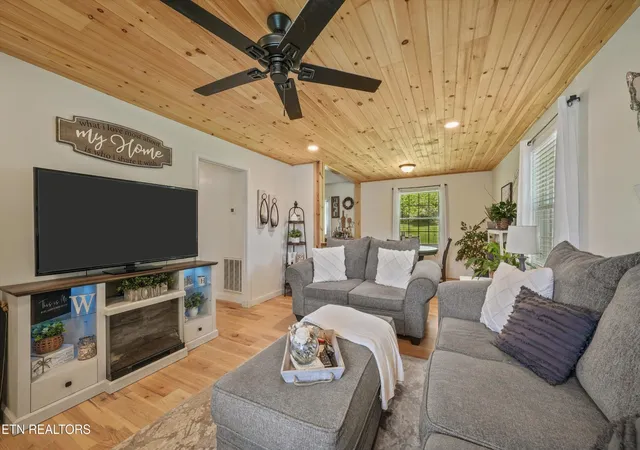 Photo 2 of Single family home for sale at 636 Robertsville Rd, Oak Ridge, TN 37830 | MLS# 3232706 | Listing updated on 2026-09-21