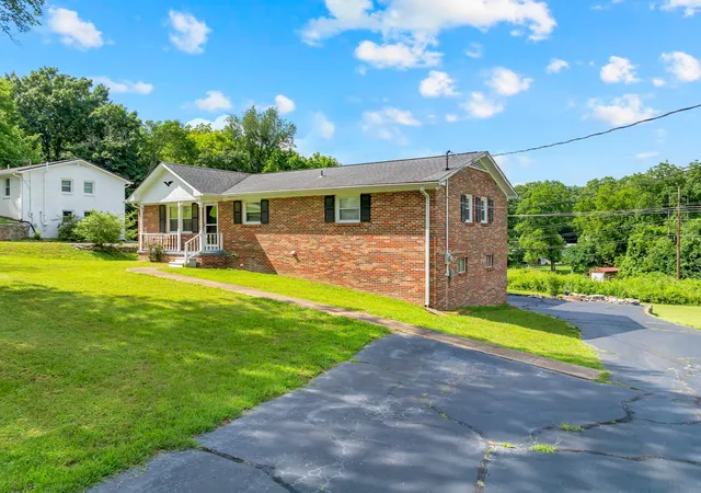 Photo 3 of Single family home for sale at 308 Lake Dr, Columbia, TN 38401 | MLS# 3244354 | Listing updated on 2026-10-02