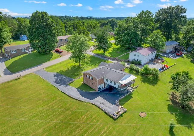 Photo 2 of Single family home for sale at 308 Lake Dr, Columbia, TN 38401 | MLS# 3244354 | Listing updated on 2026-10-02