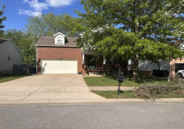 Photo 1 of Single family home for sale at 121 Vintage Cir, Hendersonville, TN 37075 | MLS# 3239648 | Listing updated on 2026-07-07
