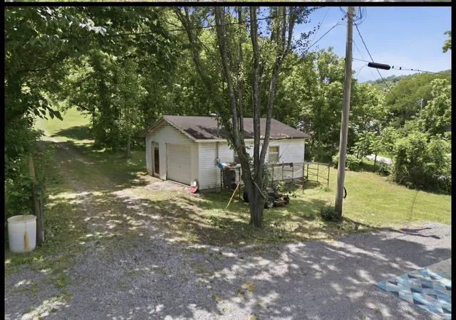 Homes for sale in Pleasant Shade, TN | 17 Dog Branch Rd S, Pleasant Shade, TN 37145 | MLS# 3232858