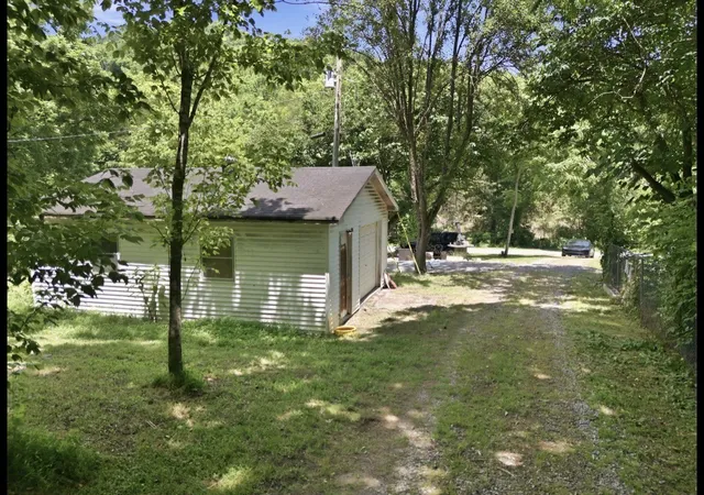Homes for sale in Pleasant Shade, TN | 17 Dog Branch Rd S, Pleasant Shade, TN 37145 | MLS# 3232858
