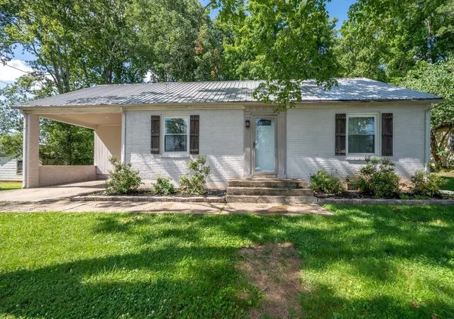 1st image of 504 Parrish St, Lawrenceburg, TN 38464 | MLS# 3232996