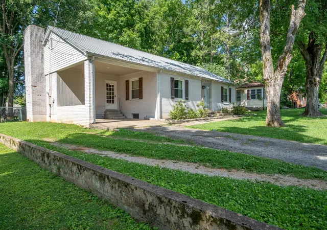 2nd image of 504 Parrish St, Lawrenceburg, TN 38464 | MLS# 3232996
