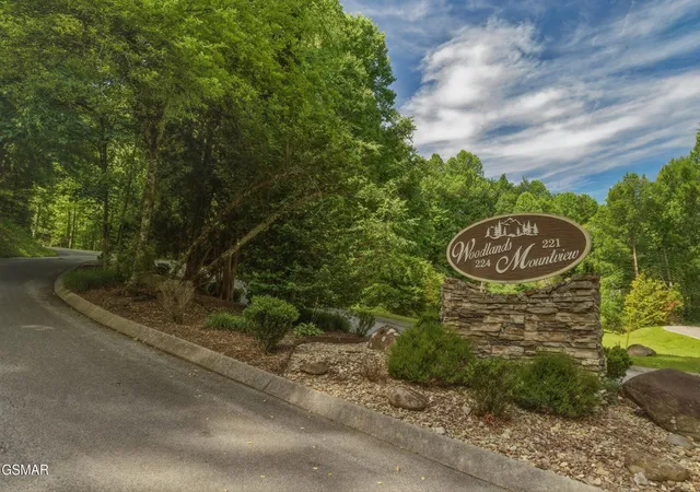 2nd image of 221 Woodland Rd, Gatlinburg, TN 37738