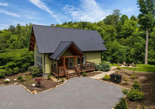 Homes for sale in Gatlinburg, TN | 862 Crest View Dr, Gatlinburg, TN 37738 | MLS# 3269847
