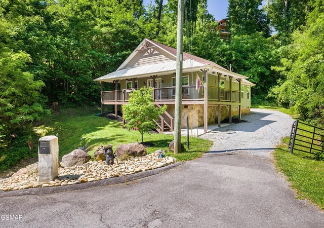 1st image of 805 N Woodland Dr, Gatlinburg, TN 37738 | MLS# 3510514