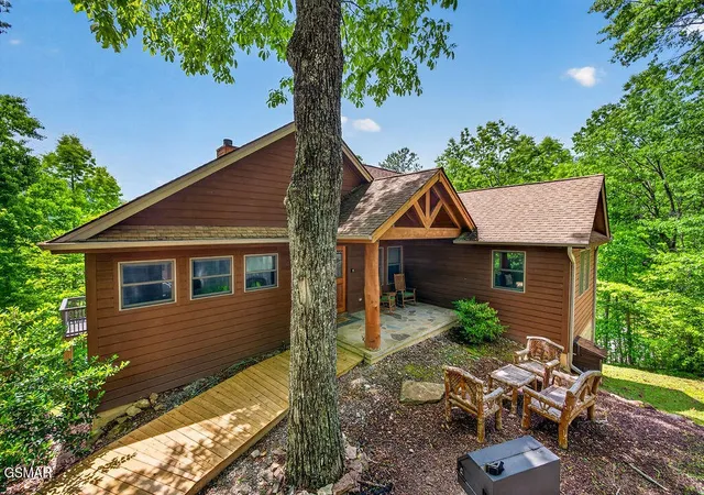 Photo 1 of Single family home for sale at 967 Scenic Trl, Gatlinburg, TN 37738 | MLS# 3243158 | Listing updated on 2026-09-13