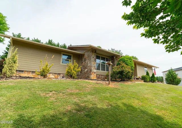Photo 3 of Sale Pending at 1479 Wendron Moors Dr, Sevierville, TN 37862 | MLS# 3548206 | Listing updated on 2026-09-23