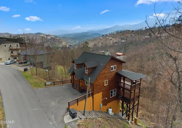 2nd image of 932 Chestnut Dr, Gatlinburg, TN 37738 | MLS# 3299396