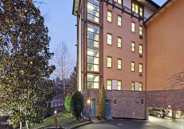 3rd image of 215 Woliss Ln, Gatlinburg, TN 37738