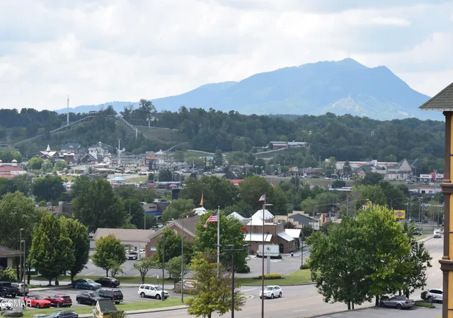 2nd image of 225 Collier Dr, Sevierville, TN 37862