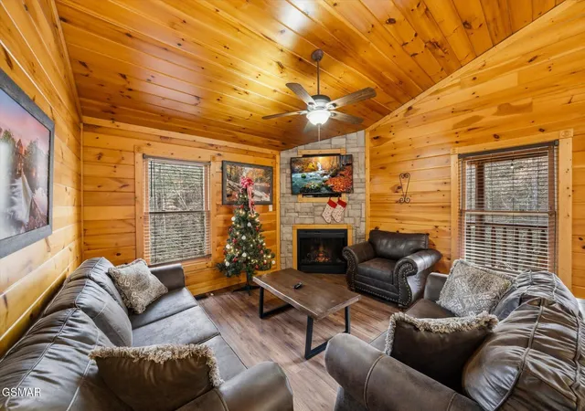 Homes for sale in Gatlinburg, TN | 625 Gatlinburg Falls Way, Gatlinburg, TN 37738 | MLS# 3269838