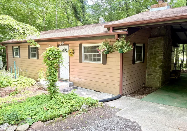 Homes for sale in Gatlinburg, TN | 4413 E Scenic Dr, Gatlinburg, TN 37738 | MLS# 3264187