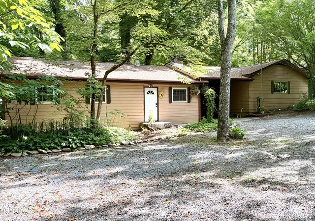 Homes for sale in Gatlinburg, TN | 4413 E Scenic Dr, Gatlinburg, TN 37738 | MLS# 3264187