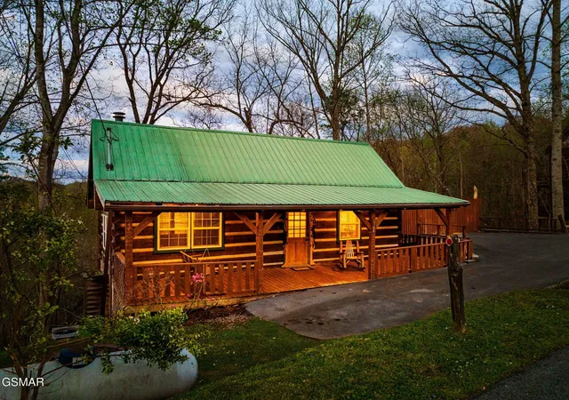 Homes for sale in Sevierville, TN | 817 Ridgefield Dr, Sevierville, TN 37876 | MLS# 3269801