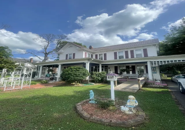 Photo 1 of Single family home for sale at 213 Pulaski St, Lawrenceburg, TN 38464 | MLS# 3234172 | Listing updated on 2026-09-19