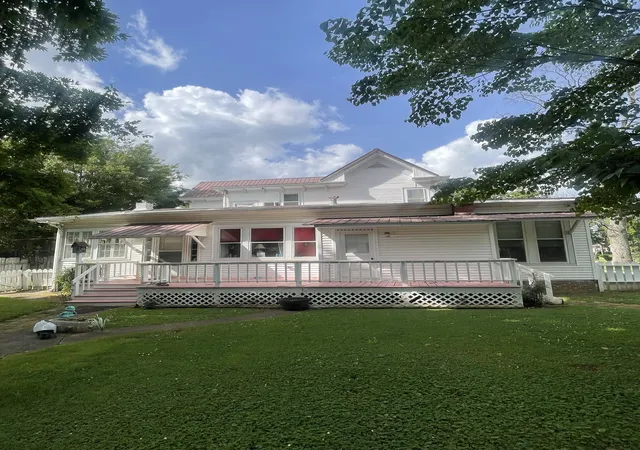 Photo 2 of Single family home for sale at 213 Pulaski St, Lawrenceburg, TN 38464 | MLS# 3234172 | Listing updated on 2026-09-19