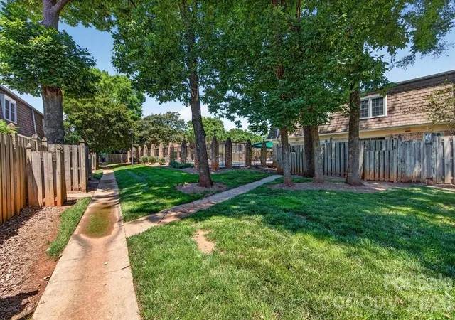 15th image of 2229 Rexford Rd #C, Charlotte, NC 28211 | MLS# 3234319