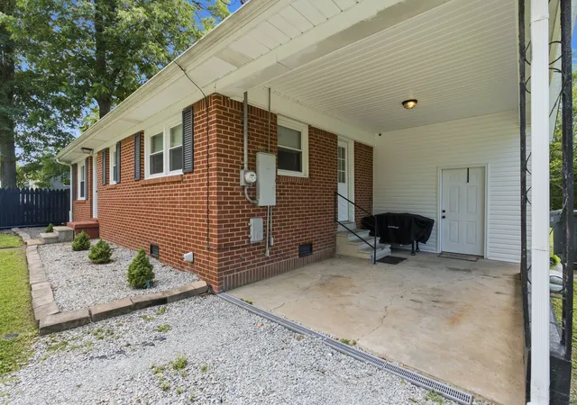Photo 3 of Single family home for sale at 226 N Pine St, Hohenwald, TN 38462 | MLS# 3244843 | Listing updated on 2026-08-06