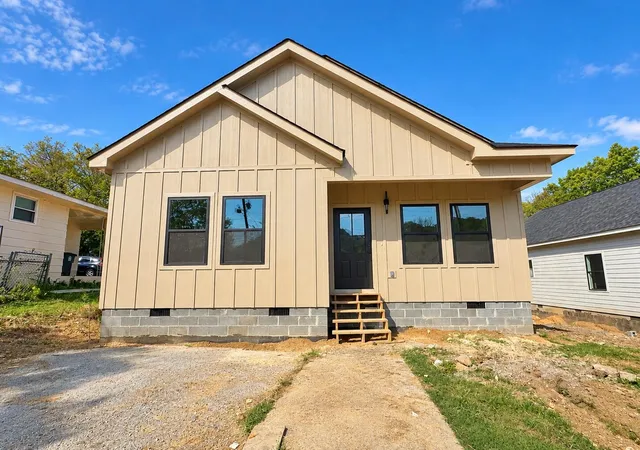Photo 1 of Single family home for sale at 907 N Chamberlain Ave, Chattanooga, TN 37406 | MLS# 3234878 | Listing updated on 2026-10-26