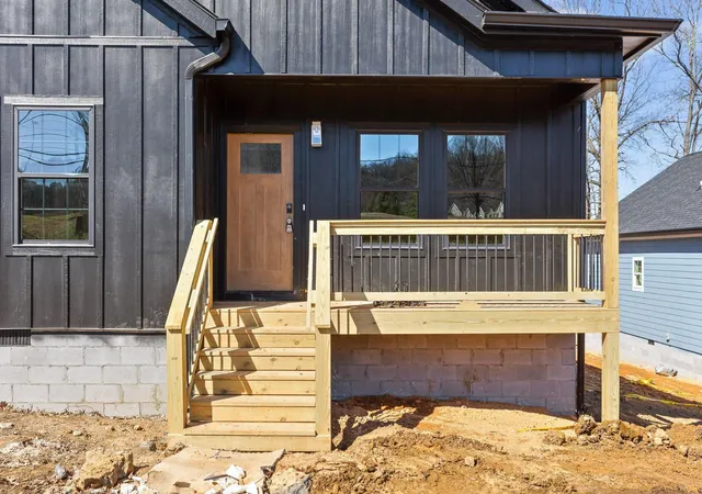 Photo 4 of Single family home for sale at 907 N Chamberlain Ave, Chattanooga, TN 37406 | MLS# 3337148 | Listing updated on 2026-08-17
