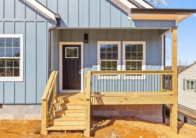 Photo 4 of Single family home for sale at 909 N Chamberlain Ave, Chattanooga, TN 37406 | MLS# 3337436 | Listing updated on 2026-08-17