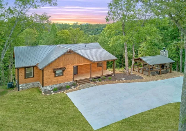 Photo 3 of Sale Pending at 1815 Deer Hvn Rd, Sevierville, TN 37876 | MLS# 3510486 | Listing updated on 2026-09-15