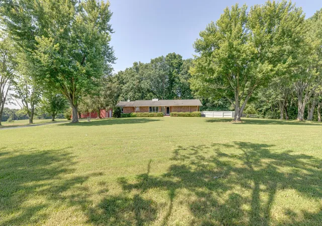 Photo 4 of Single family home for sale at 1075 Batson Ml Rd, Charlotte, TN 37036 | MLS# 3255500 | Listing updated on 2026-08-19