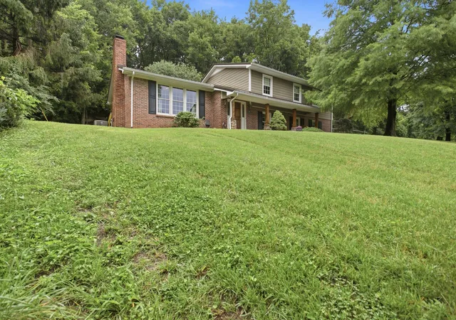 Photo 3 of Single family home for sale at 104 Fairview Dr, Mount Pleasant, TN 38474 | MLS# 3243433 | Listing updated on 2026-08-20