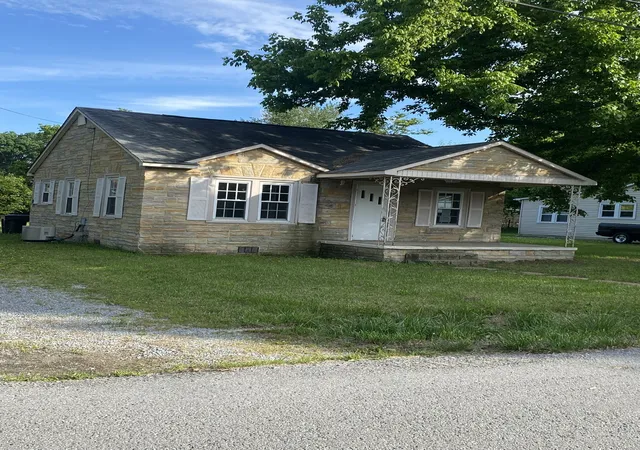 Photo 3 of Single family home for sale at 504 General St E, Tullahoma, TN 37388 | MLS# 3243362 | Listing updated on 2026-06-15