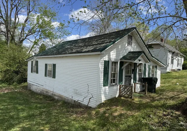 Photo 1 of Single family home for sale at 501 W Chestnut St, Dickson, TN 37055 | MLS# 3243690 | Listing updated on 2026-09-17
