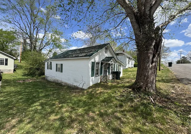 Photo 2 of Single family home for sale at 501 W Chestnut St, Dickson, TN 37055 | MLS# 3243690 | Listing updated on 2026-09-17