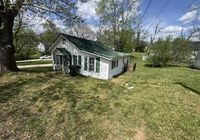 3rd image of 501 W Chestnut St, Dickson, TN 37055 | MLS# 3243690