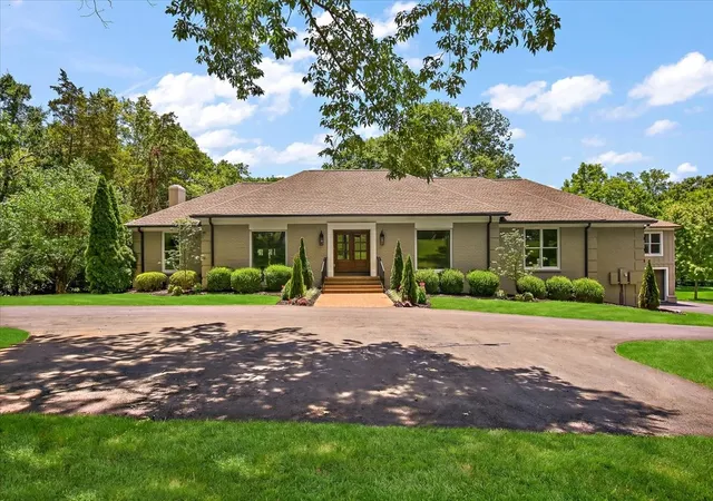 Photo 1 of Single family home for sale at 1409 Sneed Rd W, Franklin, TN 37069 | MLS# 3245274 | Listing updated on 2026-08-16