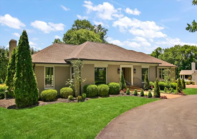 Photo 3 of Single family home for sale at 1409 Sneed Rd W, Franklin, TN 37069 | MLS# 3245274 | Listing updated on 2026-08-16