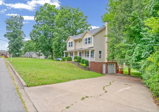 Homes for sale in Clarksville, TN | 403 Bridlewood Rd, Clarksville, TN 37042 | MLS# 3262105
