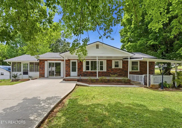 Homes for sale in Loudon, TN | 513 Smokey Dr, Loudon, TN 37774 | MLS# 3243925