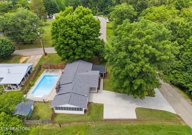 Homes for sale in Loudon, TN | 513 Smokey Dr, Loudon, TN 37774 | MLS# 3243925