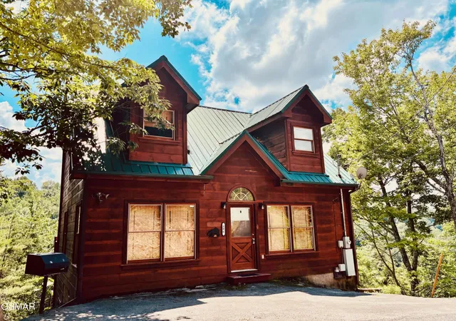 Photo 2 of Sale Pending at 806 Ski View Ln, Sevierville, TN 37876 | MLS# 3543707 | Listing updated on 2026-10-06