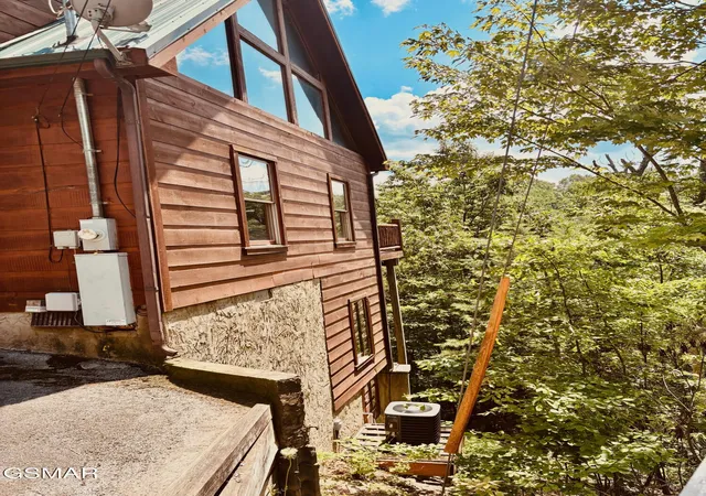 Photo 3 of Sale Pending at 806 Ski View Ln, Sevierville, TN 37876 | MLS# 3543707 | Listing updated on 2026-10-06
