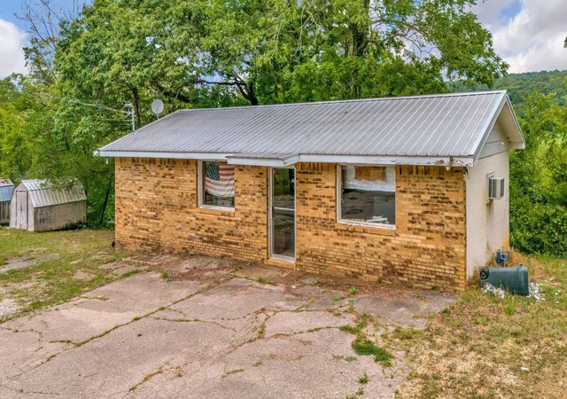 Homes for sale in Lobelville, TN | 1076 Hwy 13 North, Lobelville, TN 37097 | MLS# 3246894