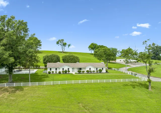 Photo 1 of Single family home for sale at 1731 Nashville Hwy, Columbia, TN 38401 | MLS# 3248145 | Listing updated on 2026-08-23