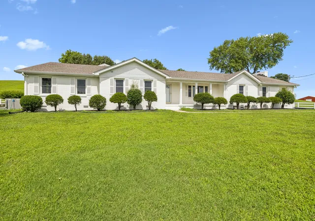 Photo 2 of Single family home for sale at 1731 Nashville Hwy, Columbia, TN 38401 | MLS# 3248145 | Listing updated on 2026-08-23