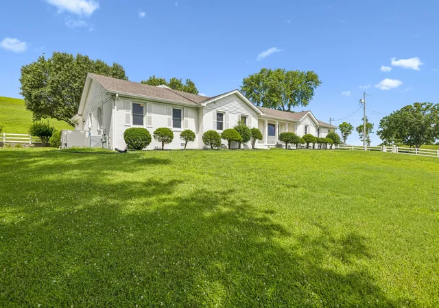 Photo 3 of Single family home for sale at 1731 Nashville Hwy, Columbia, TN 38401 | MLS# 3248145 | Listing updated on 2026-08-23