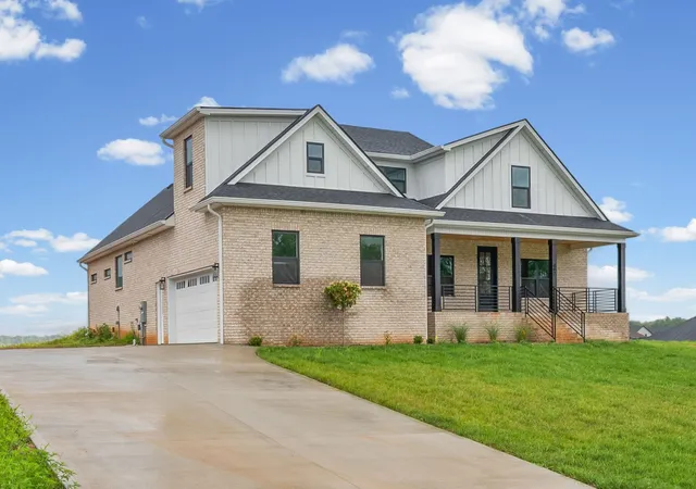 Photo 1 of Single family home for sale at 4923 Royal View Way, Clarksville, TN 37040 | MLS# 3245511 | Listing updated on 2026-10-17