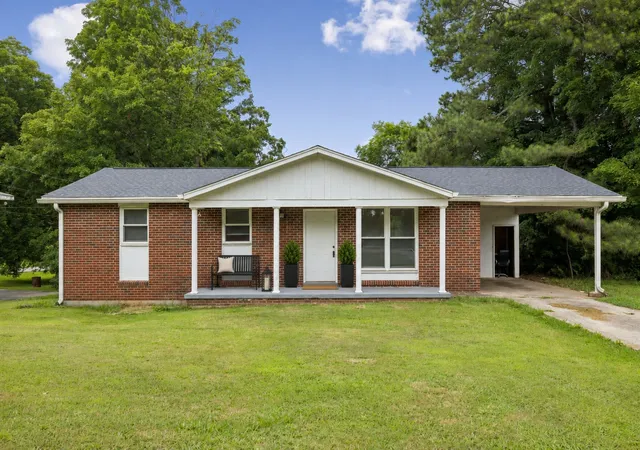 Photo 2 of Single family home for sale at 464 E Thompkins Ln, Clarksville, TN 37043 | MLS# 3251379 | Listing updated on 2026-09-22