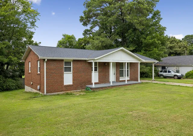 Photo 3 of Single family home for sale at 464 E Thompkins Ln, Clarksville, TN 37043 | MLS# 3251379 | Listing updated on 2026-08-25