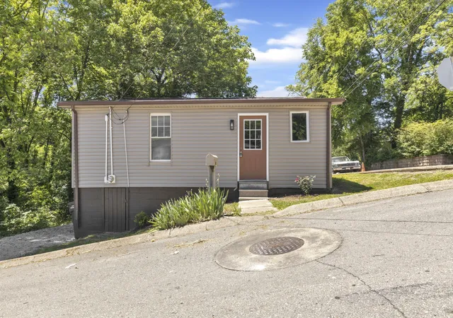 Homes for sale in Springfield, TN | 223 4th Ave E, Springfield, TN 37172 | MLS# 3247252