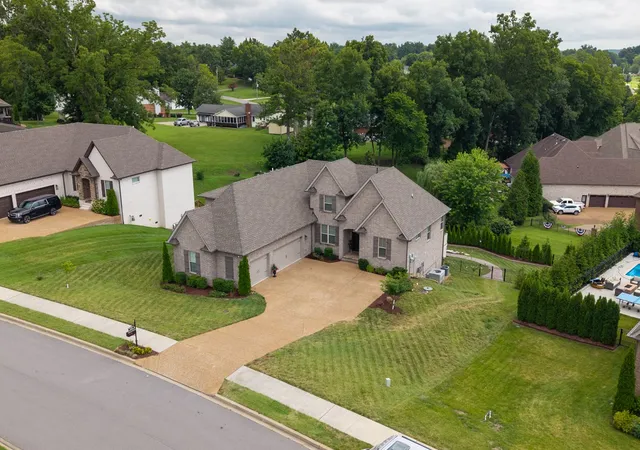 Photo 2 of Single family home for sale at 1110 Luxborough Dr, Hendersonville, TN 37075 | MLS# 3256146 | Listing updated on 2026-10-08